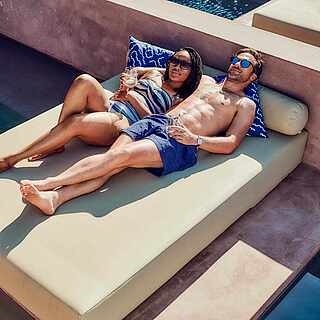 Paar auf einem Poolbett